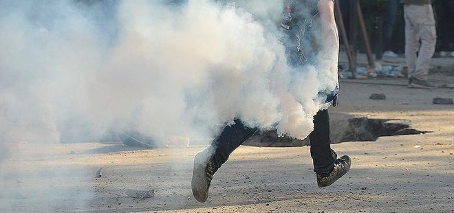 SELANİK'TE TÜRK KONSOLOSLUĞU ÖNÜNDEKİ POLİSLERE MOLOTOFLU SALDIRI