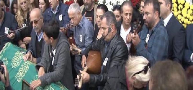 ANNESİNİ BAĞLAMA ÇALARAK UĞURLADI