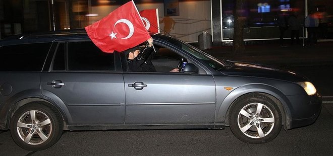 ALMANYA'DA REFERANDUM KONVOYUNA POLİS ENGELİ