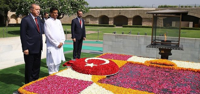 ERDOĞAN, GANDHİ ANITI'NI ZİYARET ETTİ