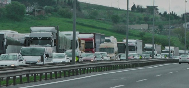 TEM'DE TRAFİK KİLİTLENDİ!