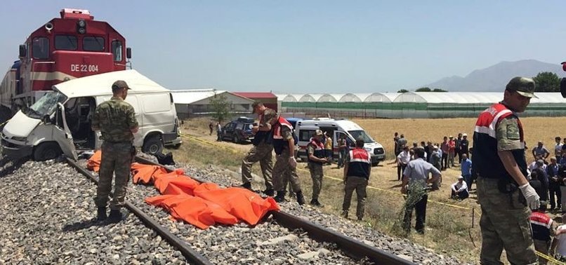 ELAZIĞ'DA YOLCU TRENİ MİNİBÜSE ÇARPTI: 9 ÖLÜ