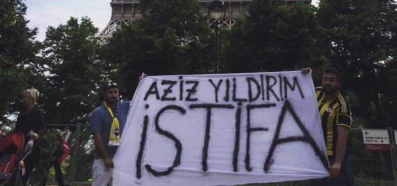 EYFEL'İN ÖNÜNDE ŞOK PANKART
