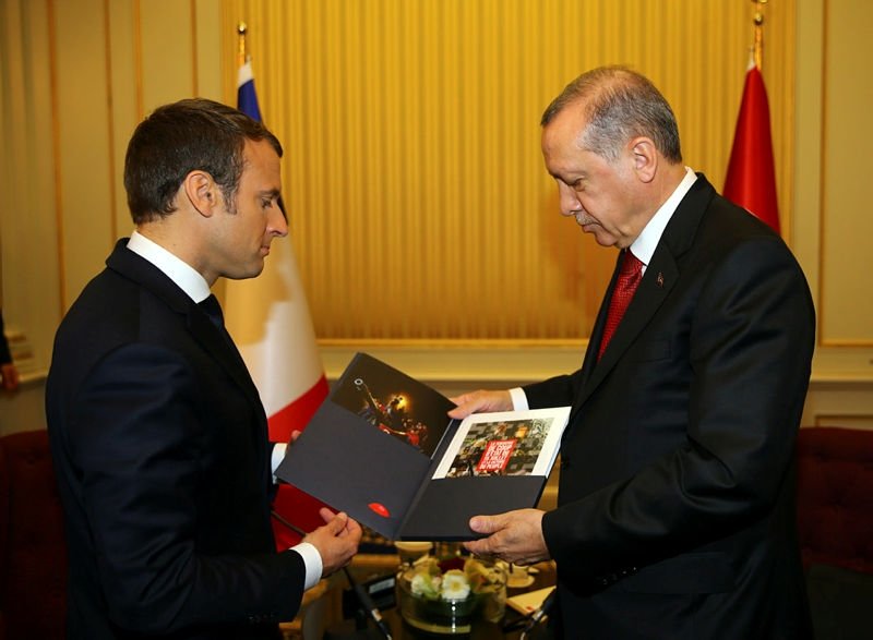 Macron, Cumhurbaşkanı Erdoğan'ı hayranlıkla izledi