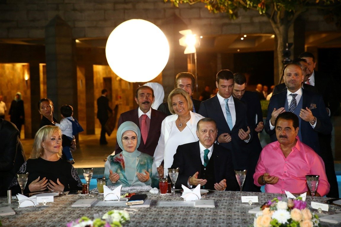 Cumhurbaşkanı Erdoğan sanatçı ve sporculara iftar verdi