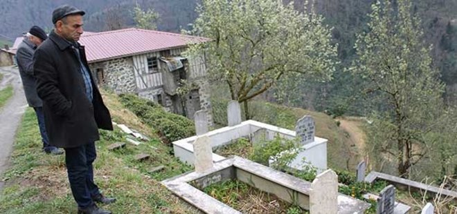 MEZARLIKTA AYI NÖBETİ TUTUYORLAR