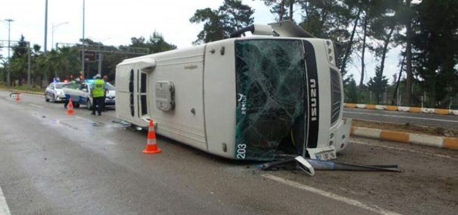 KEMER'DE TUR MİDİBÜSÜ DEVRİLDİ: 13 YARALI