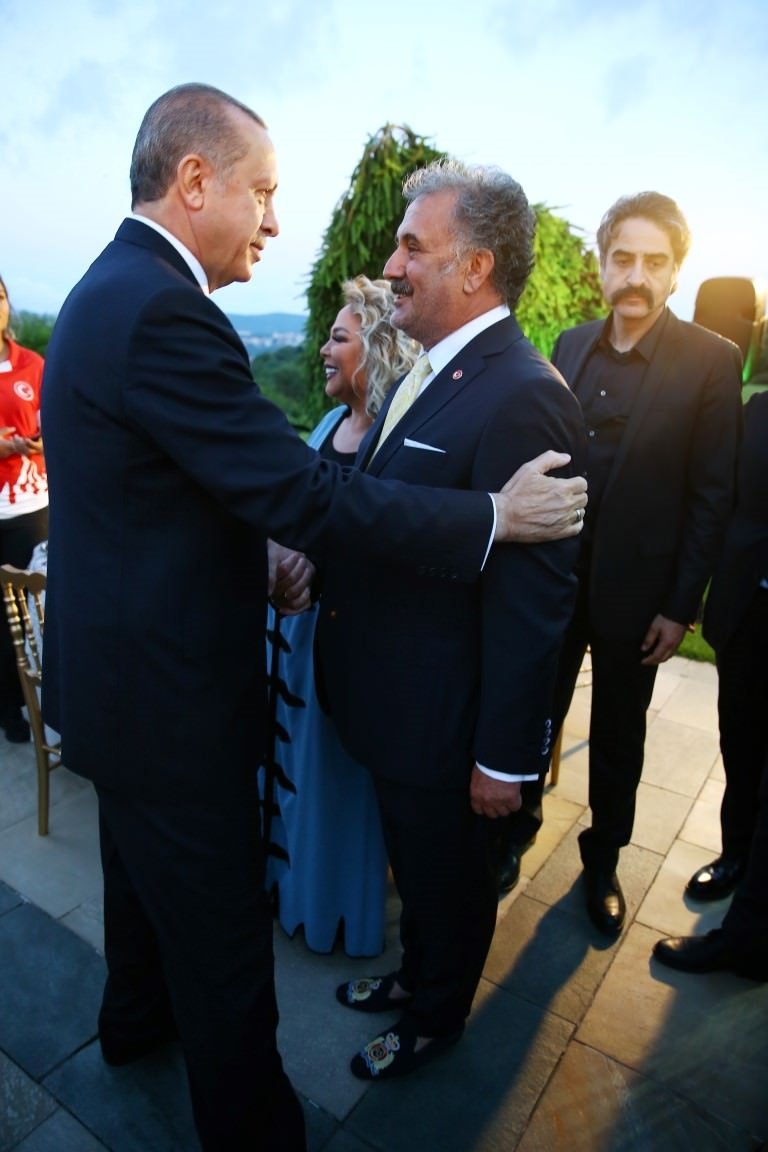 Cumhurbaşkanı Erdoğan sanatçı ve sporculara iftar verdi