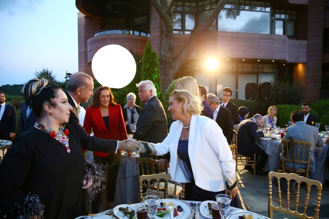 Cumhurbaşkanı Erdoğan sanatçı ve sporculara iftar verdi