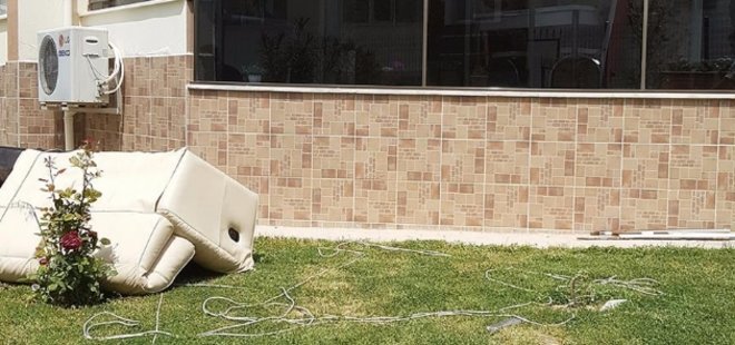 İPLE KOLTUK İNDİRMEYE ÇALIŞIRKEN CANINDAN OLDU