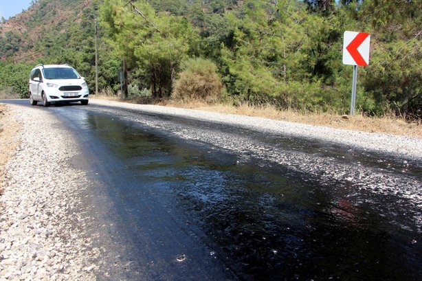 Fethiye'de asfalt eriten sıcaklar hayatı durdurdu