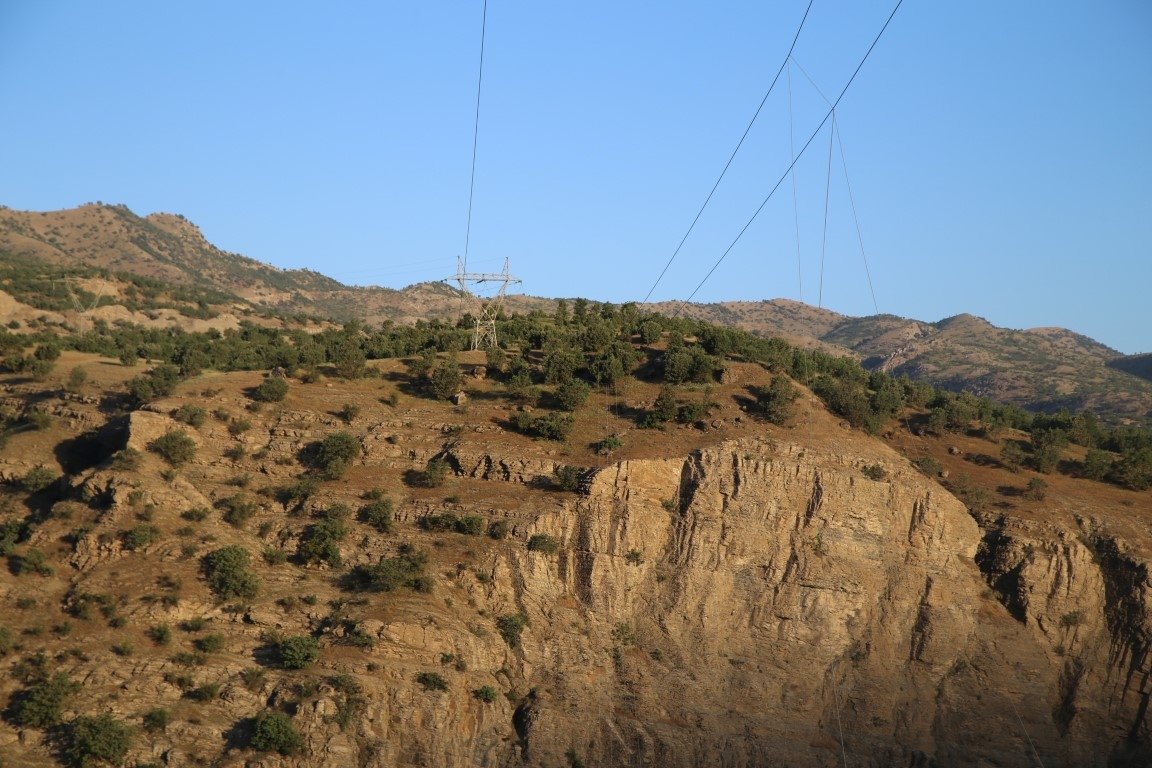 Düşen askeri helikopterin enkazı görüntülendi