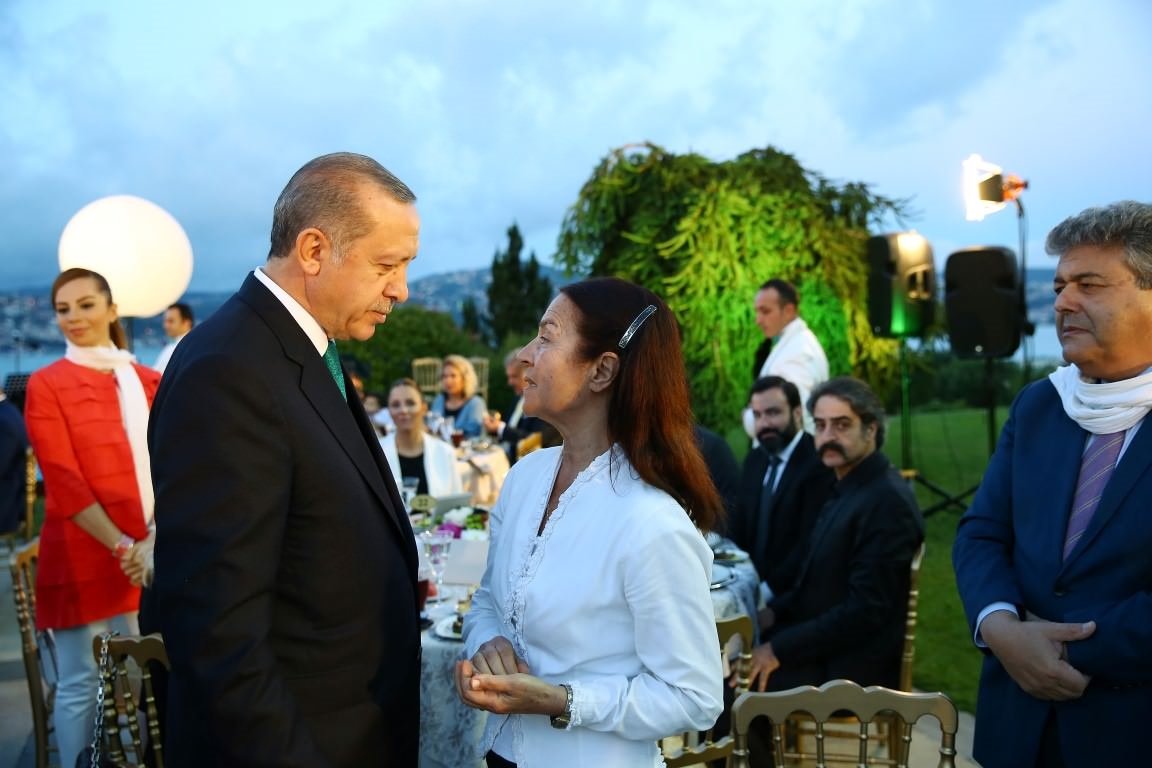 Cumhurbaşkanı Erdoğan sanatçı ve sporculara iftar verdi