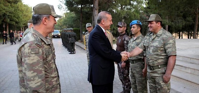 CUMHURBAŞKANI ERDOĞAN'IN YANINDAKİ RÜTBESİZ ASKERİN KİM OLDUĞU BELLİ OLDU
