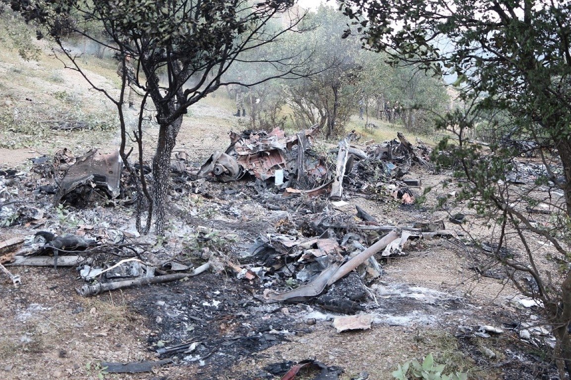 Düşen askeri helikopterin enkazı görüntülendi