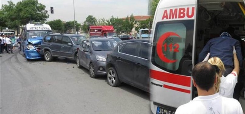İSTANBUL'DA DEHŞET: YOLCU MİNİBÜSÜ 5 ARACA ÇARPTI, 4 YOLCU YARALI