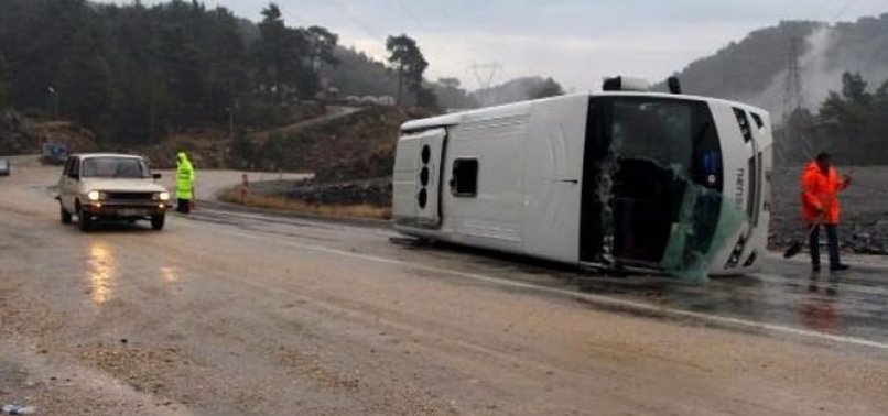 ANTALYA'DA TURİSTLERİ TAŞIYAN MİDİBÜS DEVRİLDİ
