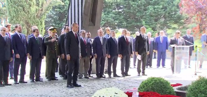 CUMHURBAŞKANI ERDOĞAN'DAN TURGUT ÖZAL'IN KABRİNE ZİYARET