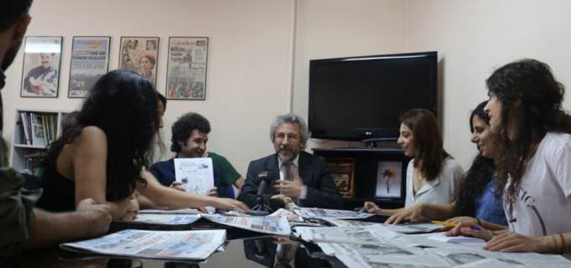 CAN DÜNDAR'DAN ABDULLAH ÖCALAN'IN FOTOĞRAFININ ÖNÜNDE TOPLANTI