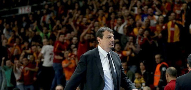 ERGİN ATAMAN TARAFTARA KIZIP SAHAYI TERK ETTİ