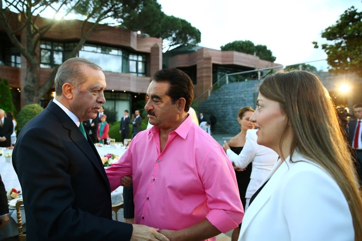 Cumhurbaşkanı Erdoğan sanatçı ve sporculara iftar verdi