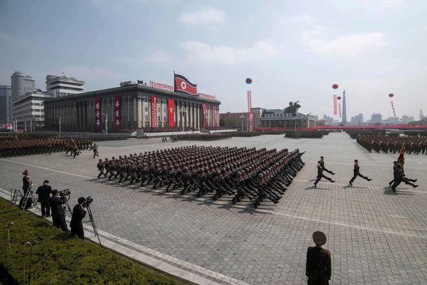 Kuzey Kore ilk defa balistik füzelerini gösterdi