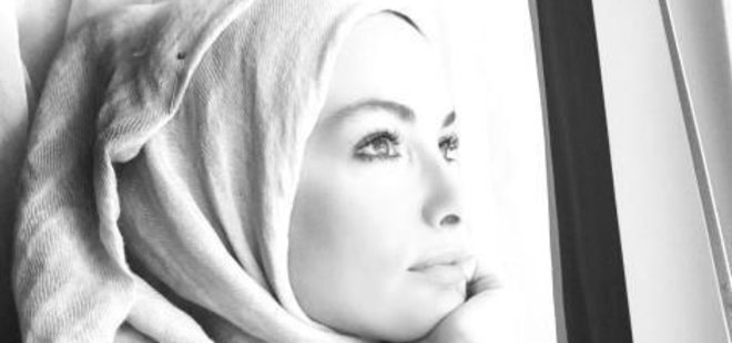 ÜNLÜ OYUNCU TESETTÜRE GİRDİ VE DUA İSTEDİ