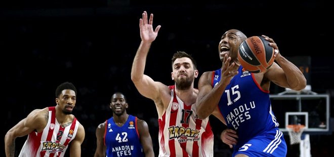 ANADOLU EFES, FİNAL-FOUR YOLUNDA AVANTAJI KAPTI