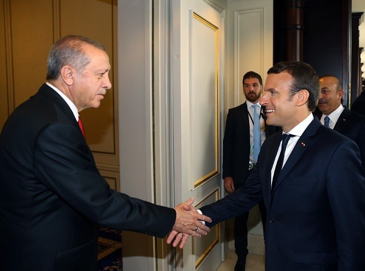 Macron, Cumhurbaşkanı Erdoğan'ı hayranlıkla izledi