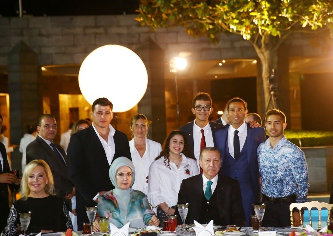 Cumhurbaşkanı Erdoğan sanatçı ve sporculara iftar verdi