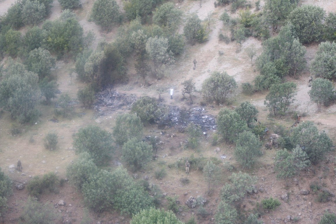 Düşen askeri helikopterin enkazı görüntülendi