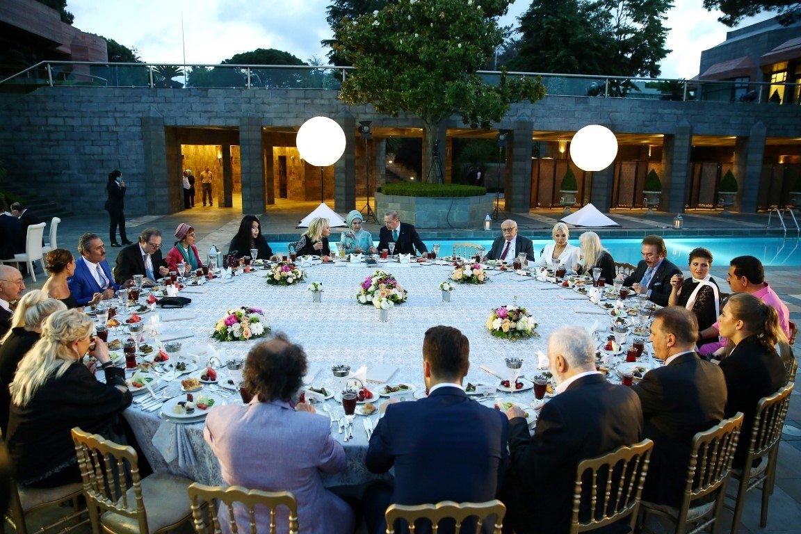 Cumhurbaşkanı Erdoğan sanatçı ve sporculara iftar verdi