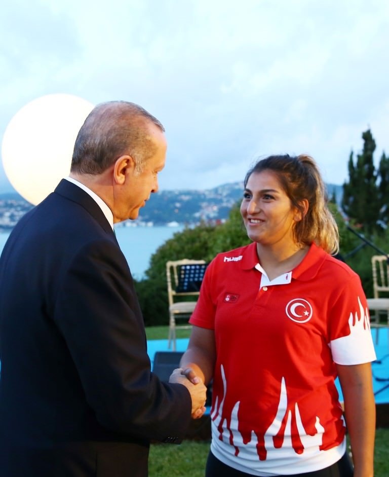 Cumhurbaşkanı Erdoğan sanatçı ve sporculara iftar verdi