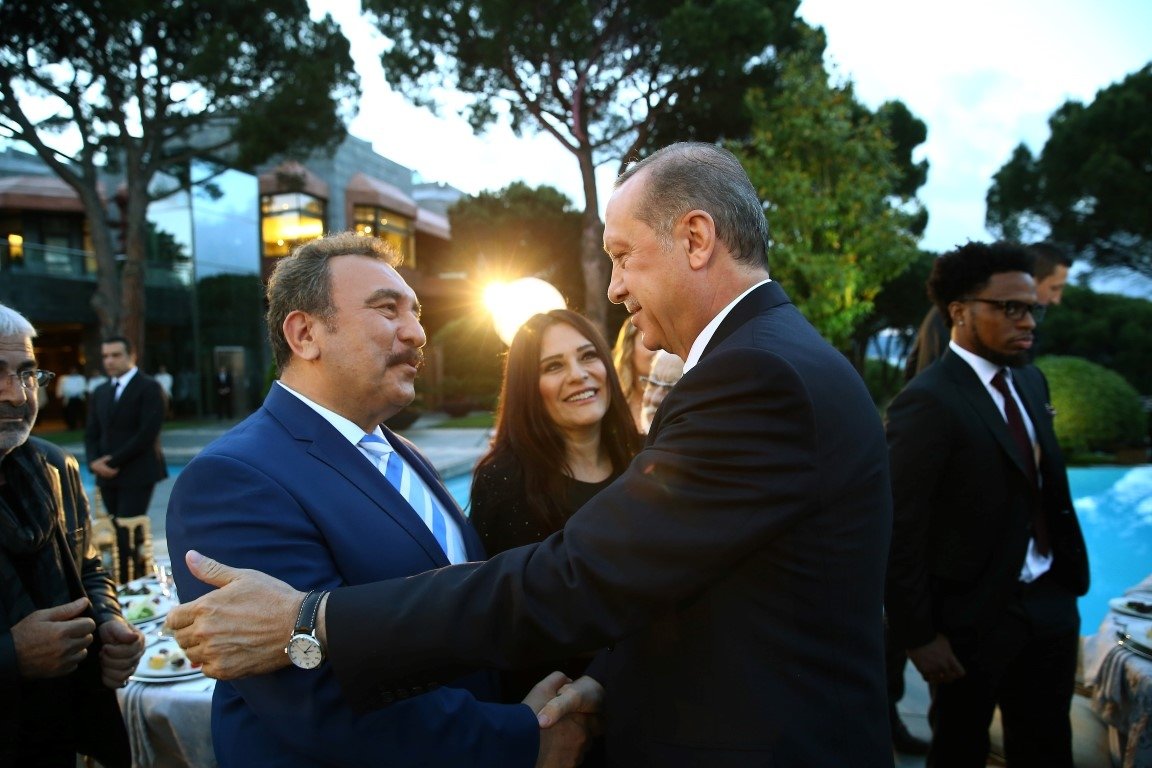 Cumhurbaşkanı Erdoğan sanatçı ve sporculara iftar verdi