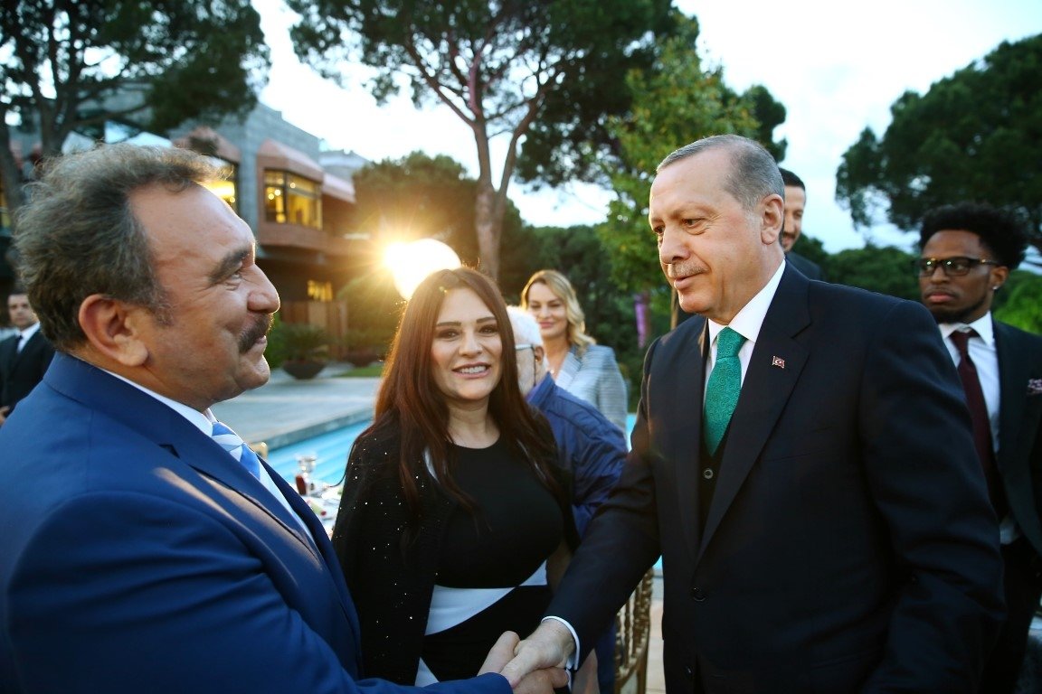 Cumhurbaşkanı Erdoğan sanatçı ve sporculara iftar verdi
