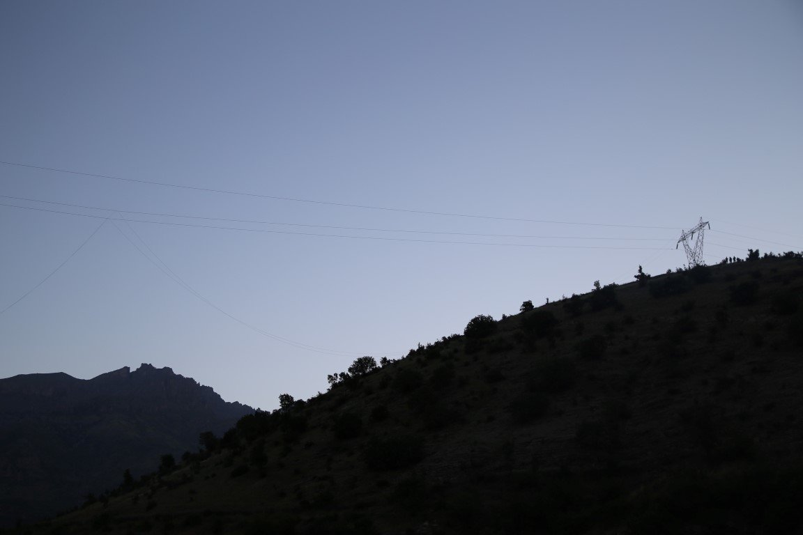 Düşen askeri helikopterin enkazı görüntülendi