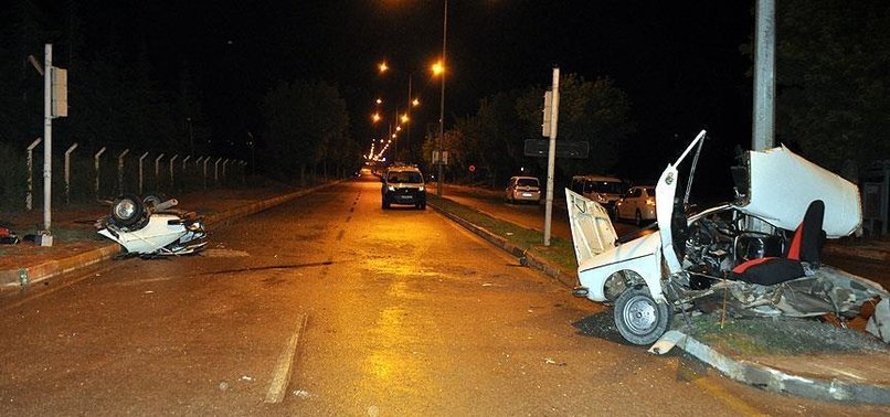 OTOMOBİL DİREĞE ÇARPARAK İKİYE AYRILDI: 1 ÖLÜ, 4 YARALI