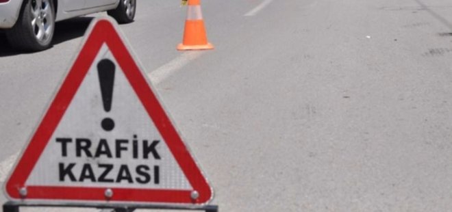 ÖĞRENCİ SERVİSİ OTOMOBİLLE ÇARPIŞTI: 18 YARALI