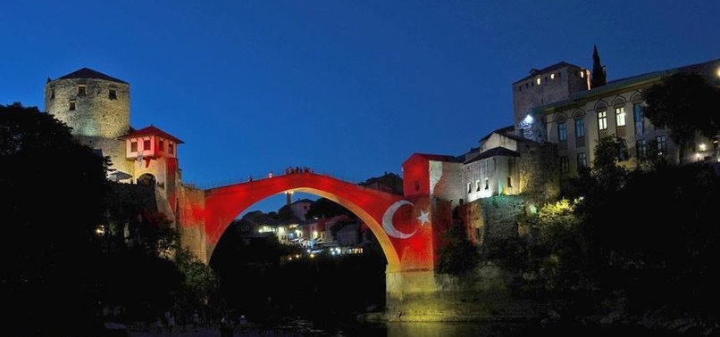 MOSTAR KÖPRÜSÜ KIRMIZI BEYAZ RENKLERE BÜRÜNDÜ