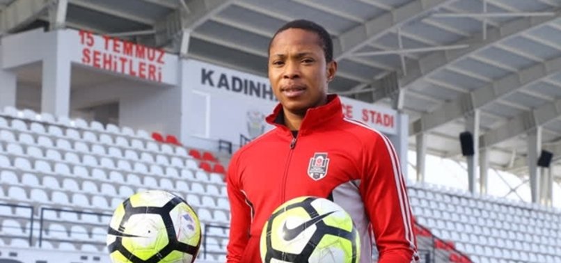 HEM FUTBOLCU HEM DE KASAP!