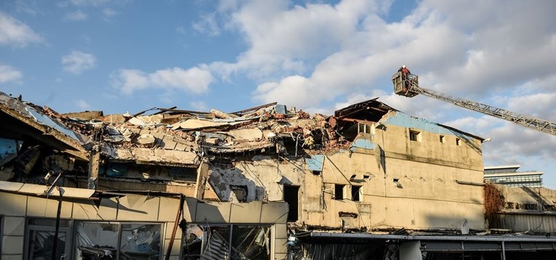 BEYOĞLU'NDA 3 KATLI BİNA ÇÖKTÜ