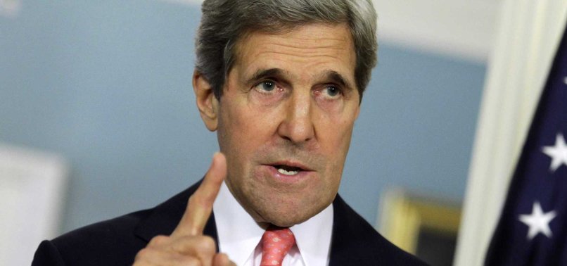 JOHN KERRY, TRUMP KARŞITI GÖSTERİLERE KATILDI