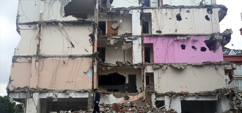 AVCILAR'DA BÜYÜK TEHLİKE! İKİ BOŞ BİNA...