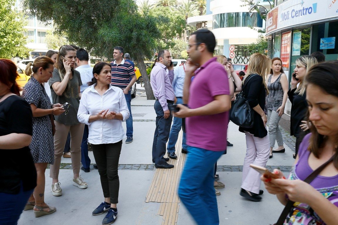 Ege'de meydana gelen deprem sonrası ilk fotoğraflar
