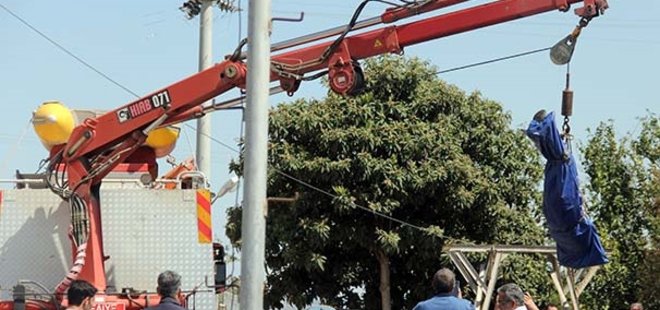 SULAMA KANALINDA BULUNAN CESET, VİNÇLE ÇIKARILDI