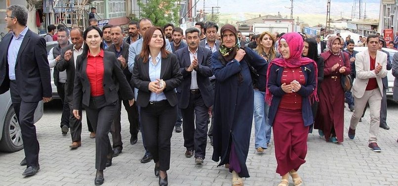 FİGEN YÜKSEKDAĞ, HİÇBİR ŞEY OLMAMIŞ GİBİ GÜLEREK POZ VERDİ!