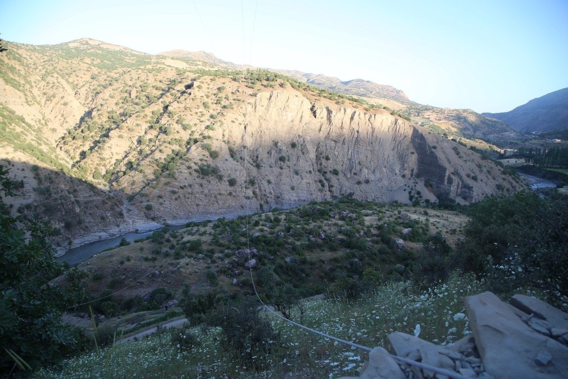 Düşen askeri helikopterin enkazı görüntülendi