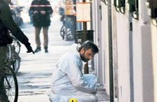 Şüpheli paket elinde patladı!