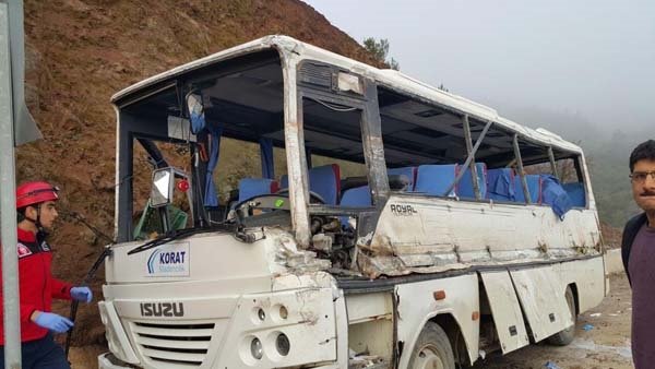 TIR ile işçi servisi çarpıştı: 2 ölü, 24 yaralı