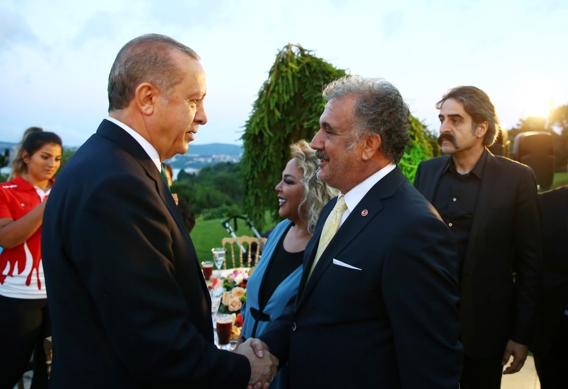 Cumhurbaşkanı Erdoğan sanatçı ve sporculara iftar verdi